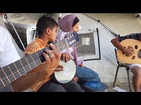 gaza-music-teacher-tries-to-turn-despair-into-hope,-teaching-music-to-displaced-children