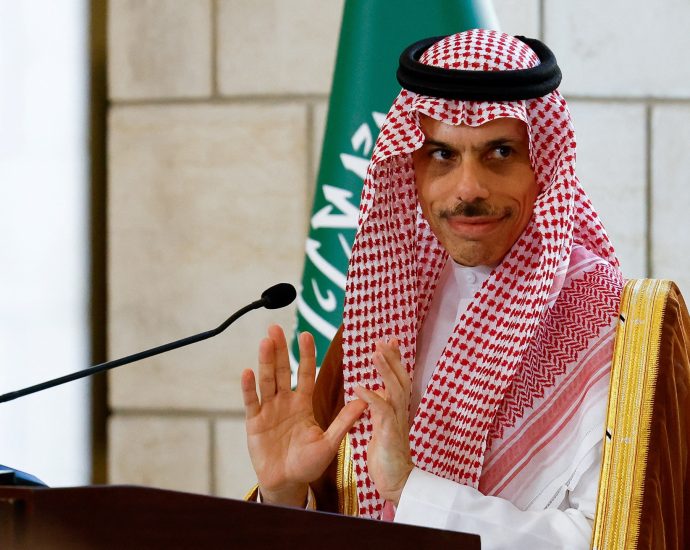 saudi-arabia-says-it-will-jointly-fund-syria-state-salaries-with-qatar