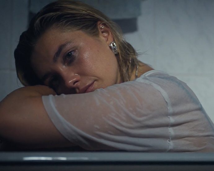 florence-pugh-stars-in-yungblud’s-moving-‘zombie’-music-video