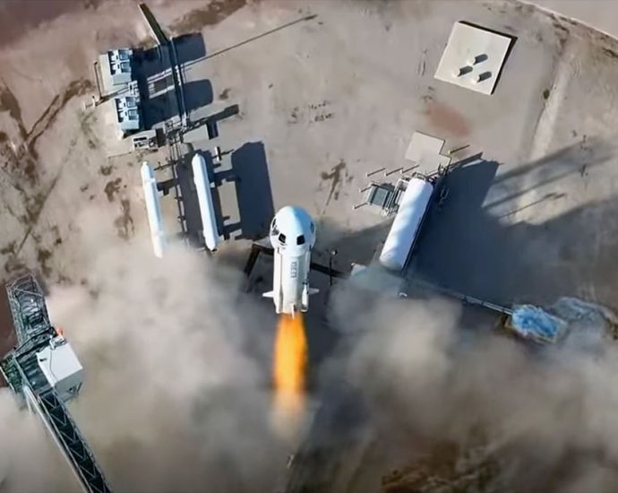 Blue Origin launches 1st New Zealander to reach space, 5 others on latest New Shepard suborbital flight (video)