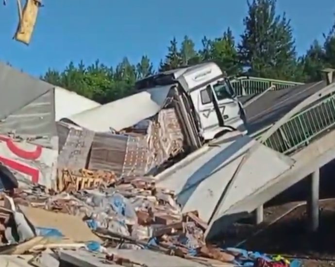 video:-two-russian-bridges-collapse-near-ukraine-within-hours