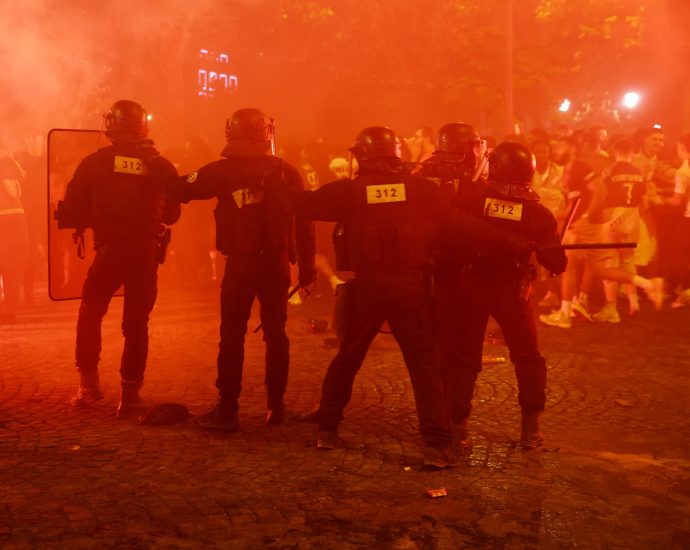 two-dead,-hundreds-arrested-in-paris-clashes-after-psg-champions-league-win