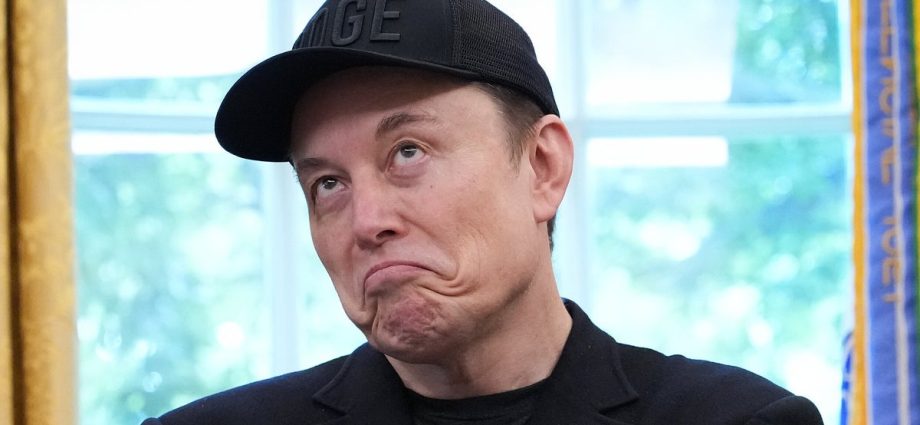 elon-musk-dodges-the-traitor-questions…-before-diving-into-his-own-gripes-about-government