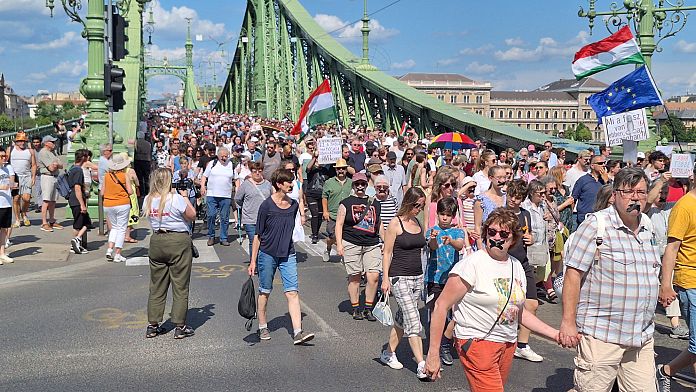 thousands-march-in-silence-in-budapest-to-protest-against-‘transparency-bill’