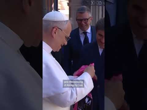 pope-leo-greets-giro-d’italia-participants