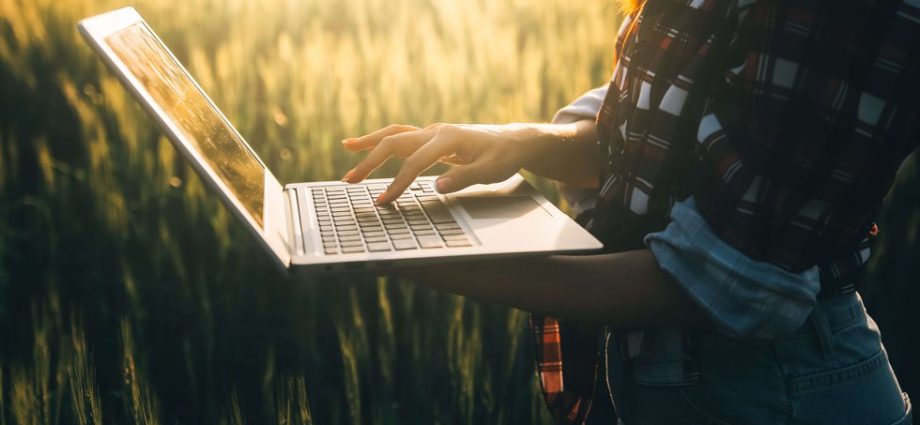 the-traitor-wants-to-keep-america-digitally-divided