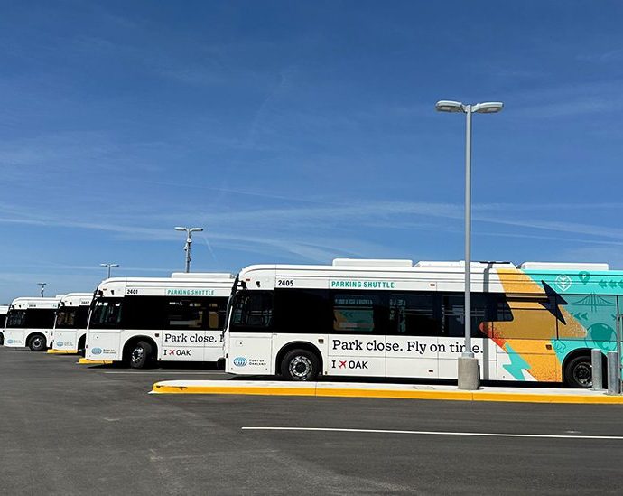 oakland-airport-commissions-first-electric-buses-in-parking-shuttle-fleet