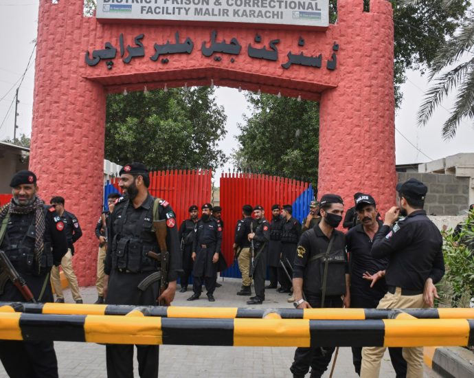 earthquake-sparks-mass-escape-from-pakistan-prison