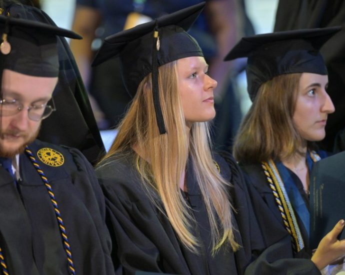 ai-disrupting-entry-level-job-market-for-college-graduates:-report