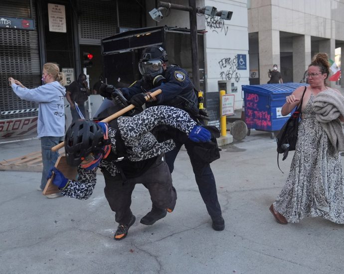 us-police,-protesters-clash-in-los-angeles-following-immigration-raids