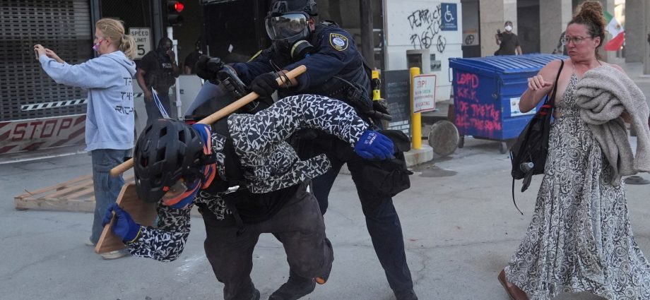 us-police,-protesters-clash-in-los-angeles-following-immigration-raids
