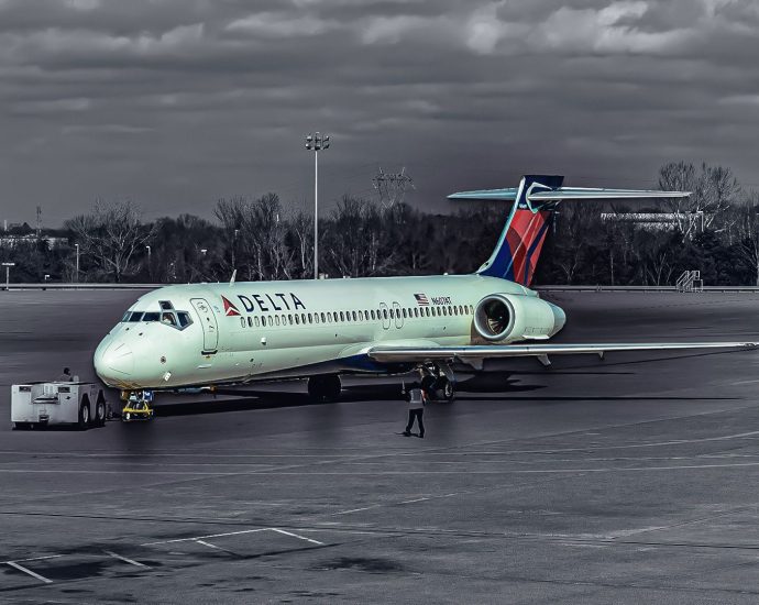 why-does-delta-still-fly-its-26-year-old-boeing-717s?