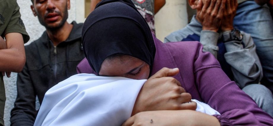 israeli-attacks-on-gaza-kill-34-people,-including-several-near-aid-site