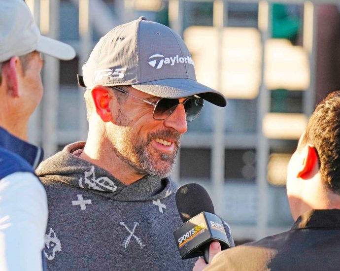 aaron-rodgers-arrives-in-pittsburgh-to-sign-contract-with-steelers