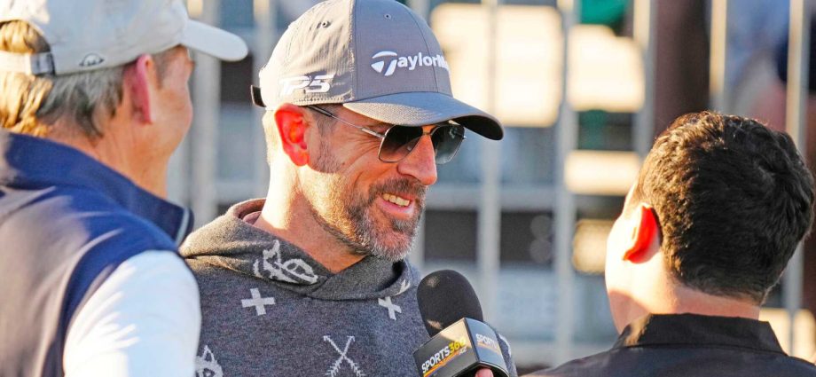 aaron-rodgers-arrives-in-pittsburgh-to-sign-contract-with-steelers