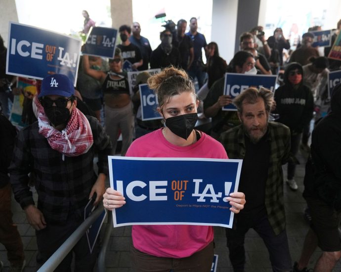 ice-operating-in-la-for-2nd-day-amid-protests-against-immigration-raids