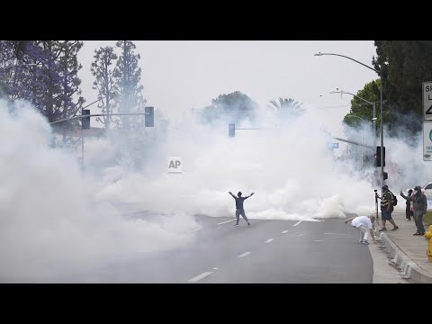 protesters-clash-with-federal-authorities-during-immigration-raid-in-california