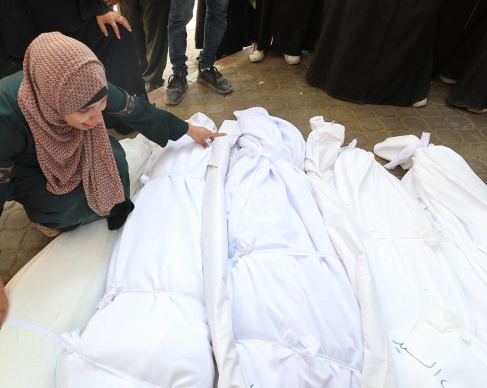 israel-kills-more-than-70-in-gaza,-including-16-in-bombing-family-building