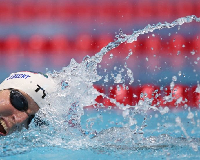 katie-ledecky,-bobby-finke,-gretchen-walsh-win-third-titles-at-nationals,-history-calls-at-worlds