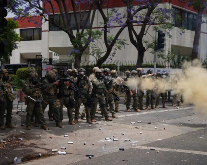 protests,-panic-in-los-angeles-as-ice-agents-carry-out-raids-for-a-2nd-day
