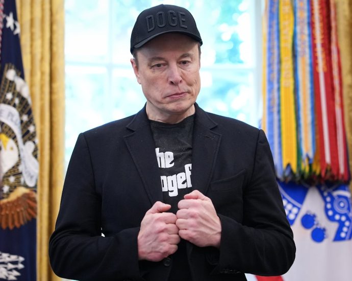 russia-offers-elon-musk-asylum-as-fight-with-the-traitor-intensifies