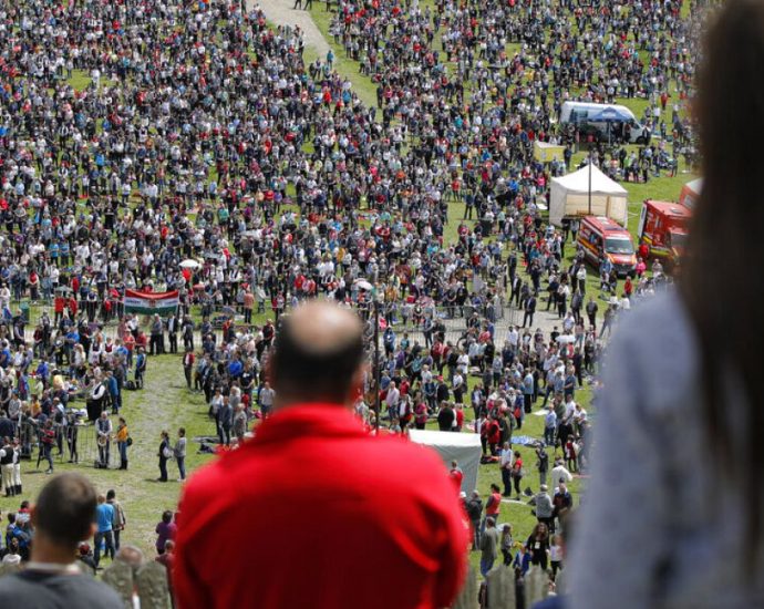 thousands-of-pilgrims-observe-traditional-pentecost-at-sumuleu-ciuc-in-romania
