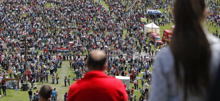 thousands-of-pilgrims-observe-traditional-pentecost-at-sumuleu-ciuc-in-romania