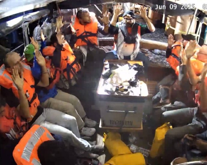 “kidnapped-in-int’l-waters”:-israel-intercepts-gaza-bound-aid-ship,-detains-greta-thunberg-&-others
