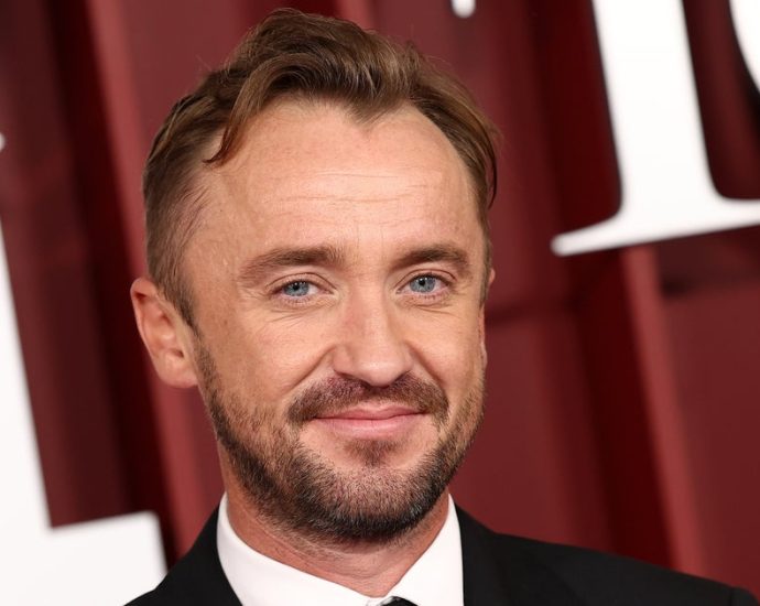 tom-felton-admits-he’s-‘not-attuned’-to-jk.-rowling’s-politics-on-tonys-red-carpet