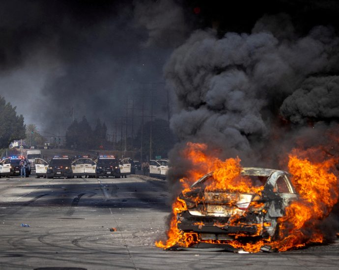 cleanup-begins-after-chaotic-anti-ice-protests-rock-la