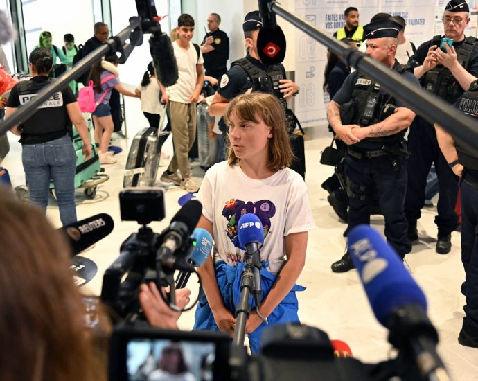 greta-thunberg-arrives-in-paris-after-deportation-from-israel
