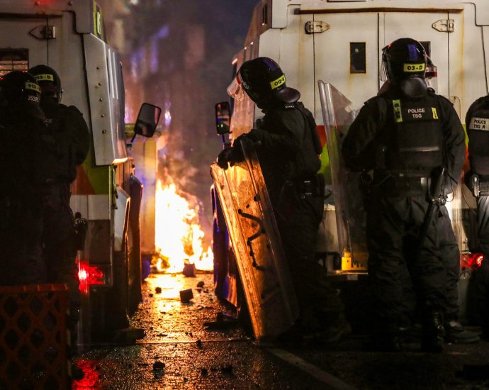 police-injured,-houses-burned-in-second-night-of-riots-in-northern-ireland