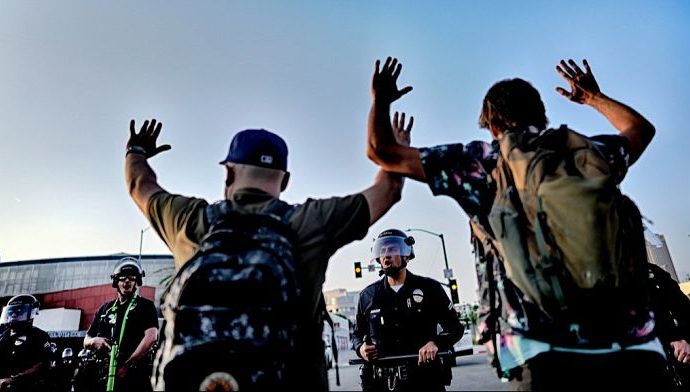 los-angeles-mayor-declares-local-emergency,-issues-10-hour-curfew