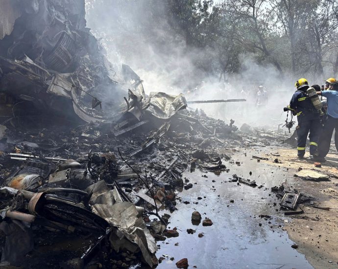 plane-crashes-near-major-indian-airport-with-more-than-200-people-on-board