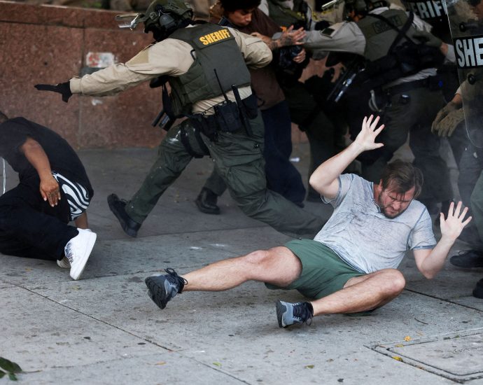 russia-is-amplifying-conspiracy-theories-about-the-la.-protests