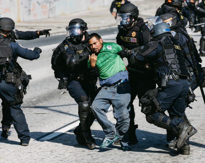 social-media-is-now-a-diy-alert-system-for-ice-raids