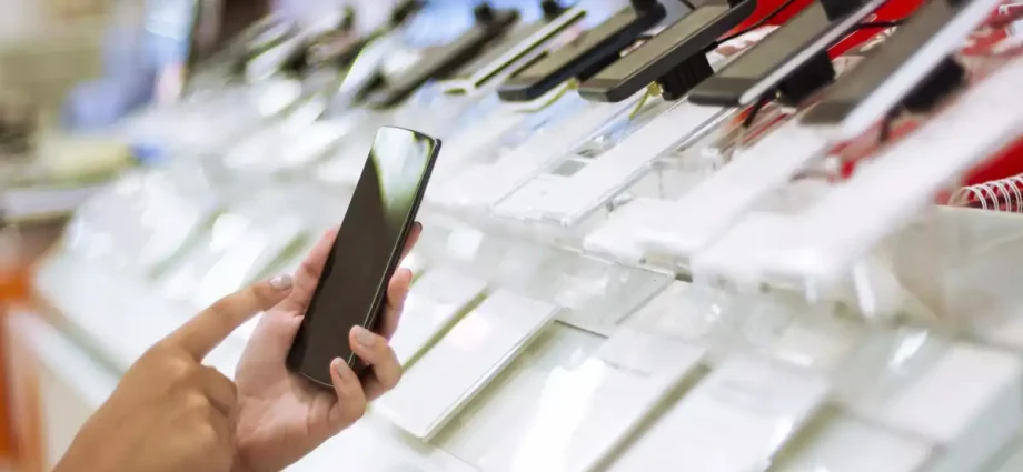 mobile-retailer-stores:-the-backbone-of-smartphone-commerce-and-connectivity