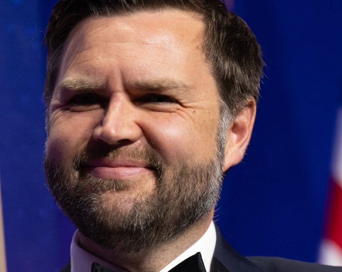 ‘so-cringe’:-jd-vance’s-theater-joke-falls-‘incredibly’-flat-on-social-media