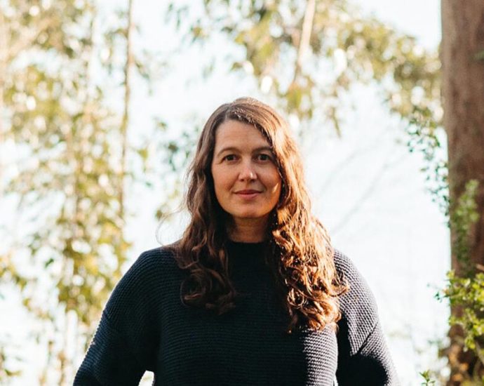 female-hotshot-firefighter-brings-california-mega-blazes-to-life-in-moving-memoir