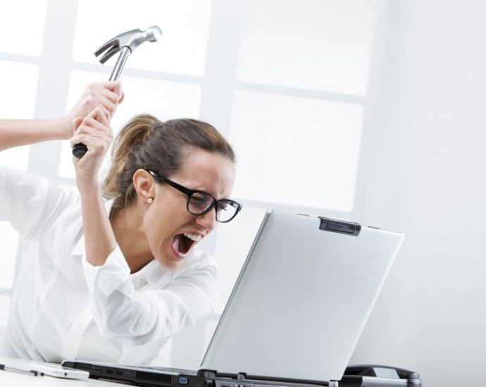 user-demanded-a-‘wireless’-computer-and-was-outraged-when-its-battery-died
