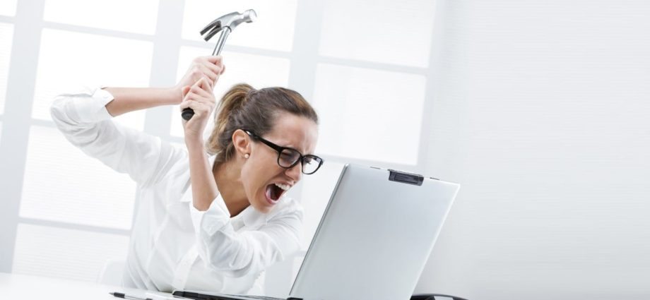 user-demanded-a-‘wireless’-computer-and-was-outraged-when-its-battery-died