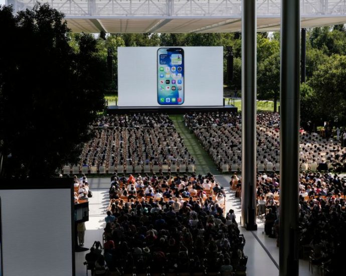 apple-underwhelms-at-wwdc-with-incremental-ai-changes,-new-software-name-and-‘liquid-glass’-design