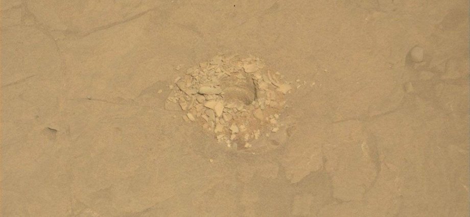 Curiosity Blog, Sols 4568-4569: A Close Look at the Altadena Drill Hole and Tailings