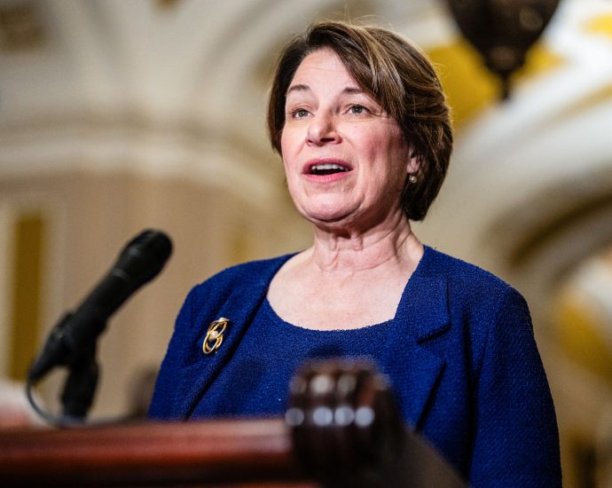 sen.-amy-klobuchar-says-authorities-believe-suspect-in-‘politically-motivated-assassination’-is-still-in-the-midwest