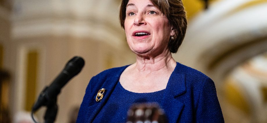 sen.-amy-klobuchar-says-authorities-believe-suspect-in-‘politically-motivated-assassination’-is-still-in-the-midwest