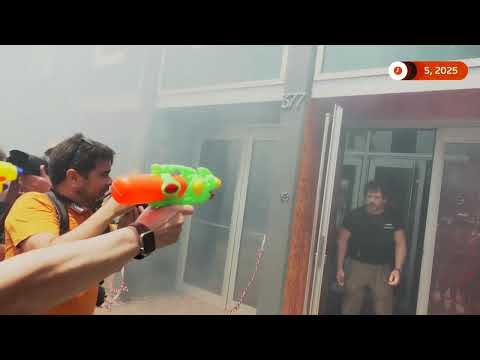 barcelona-residents-protest-tourism-with-water-pistols-|-reuters