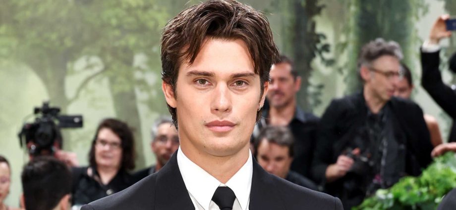 nicholas-galitzine-shares-(buff,-shirtless)-he-man-snap-in-‘wrapped’-masters-of-the-universe-film