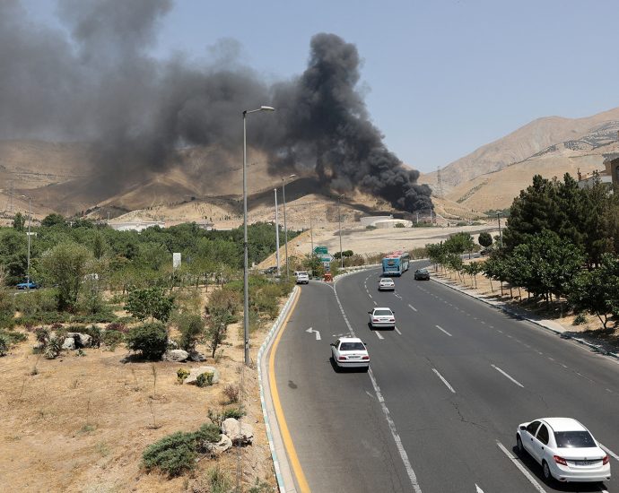 iranians-flee-israeli-attack-in-tehran