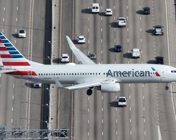 american-airlines-boeing-737-800-returns-to-los-angeles-after-window-seal-leak