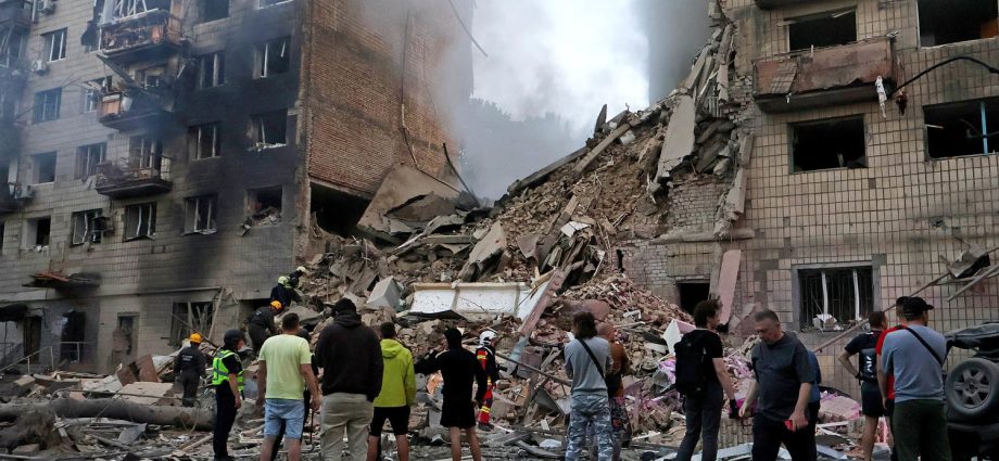 russian-bombs-hit-dozens-of-civilian-targets-in-ukraine,-killing-at-least-15